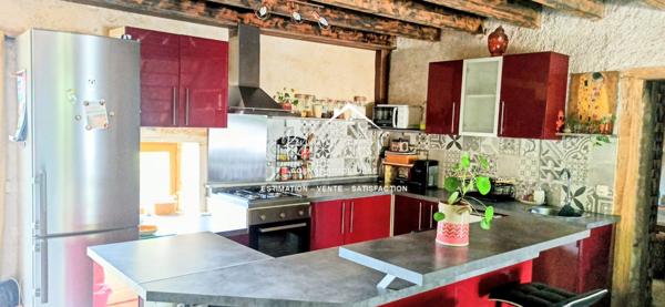 Vue sur la piscine avec la terrasse et sur la campagne