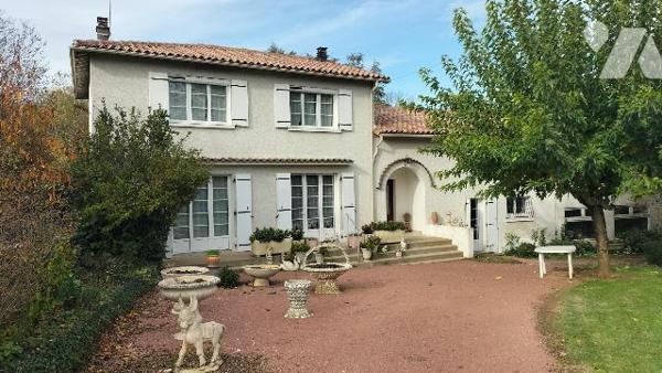 MAISON ANCIENNE ET DEPENDANCES EN BORD DE RIVIERE!