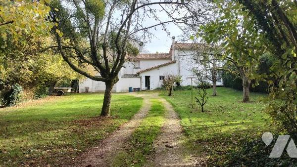 MAISON ANCIENNE ET DEPENDANCES EN BORD DE RIVIERE!