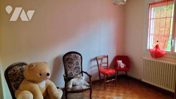 MAISON ANCIENNE ET DEPENDANCES EN BORD DE RIVIERE!