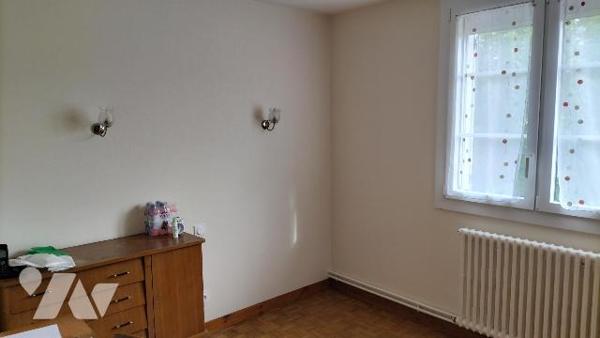 MAISON ANCIENNE ET DEPENDANCES EN BORD DE RIVIERE!