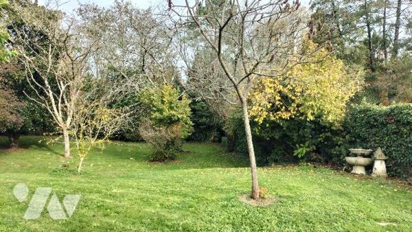 MAISON ANCIENNE ET DEPENDANCES EN BORD DE RIVIERE!