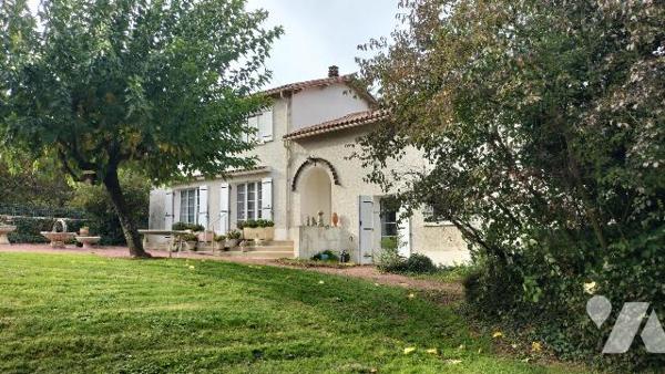 MAISON ANCIENNE ET DEPENDANCES EN BORD DE RIVIERE!