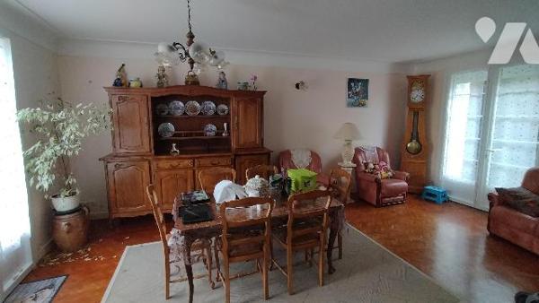 MAISON ANCIENNE ET DEPENDANCES EN BORD DE RIVIERE!