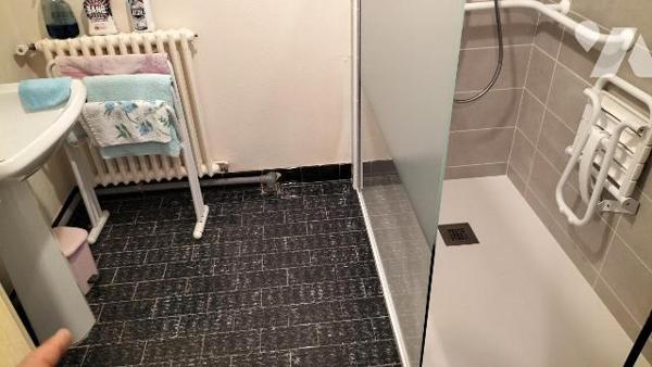 MAISON ANCIENNE ET DEPENDANCES EN BORD DE RIVIERE!