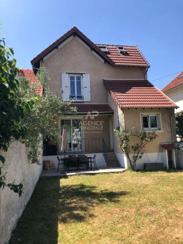 Maison 5 pièce(s) 990 000 € **  - Référence  4774