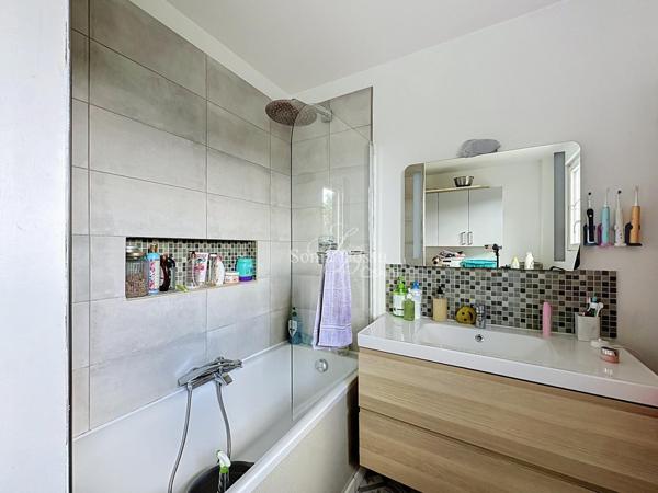 MAISON INDIVIDUELLE 3 CHAMBRES DONT UNE SUITE  SOUS SOL JARDIN