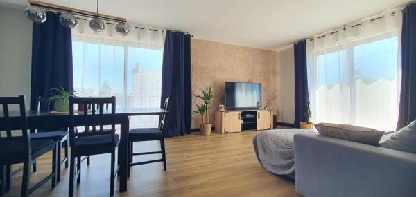 Quartier tranquille , vue dégagée sur la campagne , décoration soignée .