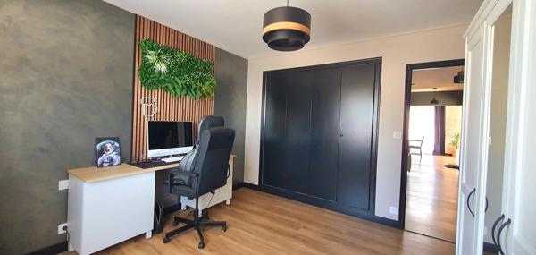 Quartier tranquille , vue dégagée sur la campagne , décoration soignée .