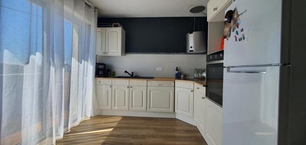 Quartier tranquille , vue dégagée sur la campagne , décoration soignée .