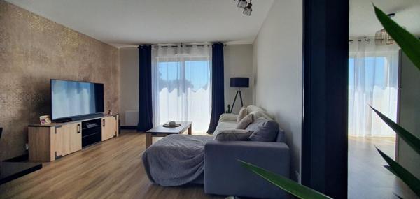 Quartier tranquille , vue dégagée sur la campagne , décoration soignée .