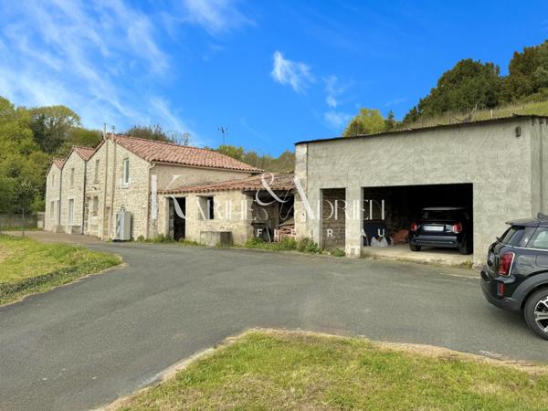 Maison en pierre rénovée offrant 3 chambres, jardin, dépendances et garage