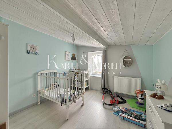 Maison en pierre rénovée offrant 3 chambres, jardin, dépendances et garage