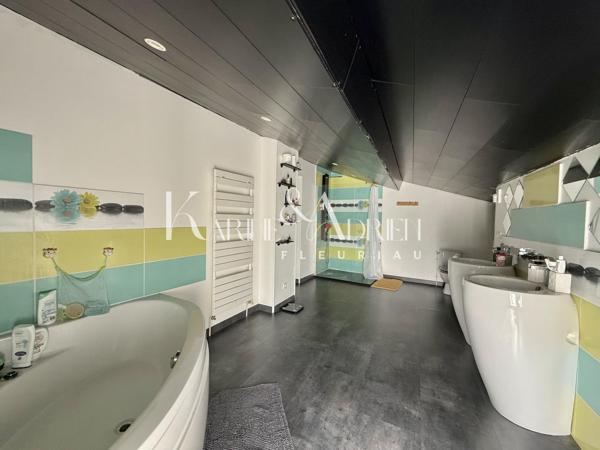 Maison en pierre rénovée offrant 3 chambres, jardin, dépendances et garage