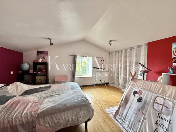 Maison en pierre rénovée offrant 3 chambres, jardin, dépendances et garage