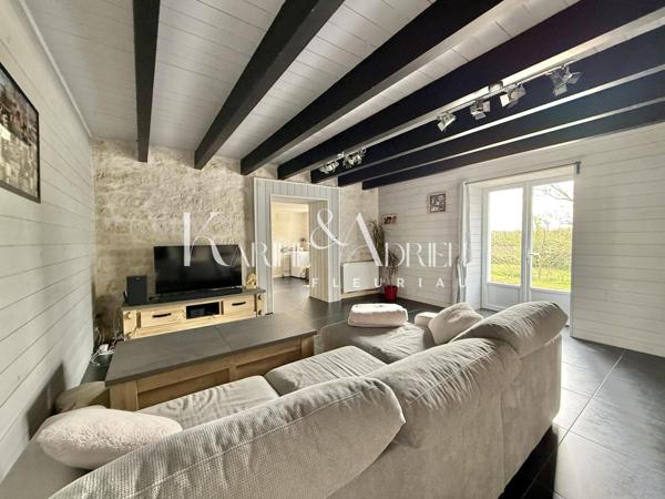 Maison en pierre rénovée offrant 3 chambres, jardin, dépendances et garage