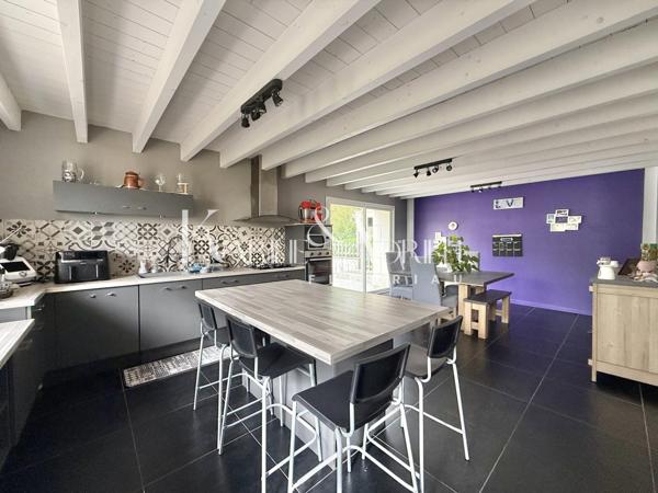 Maison en pierre rénovée offrant 3 chambres, jardin, dépendances et garage