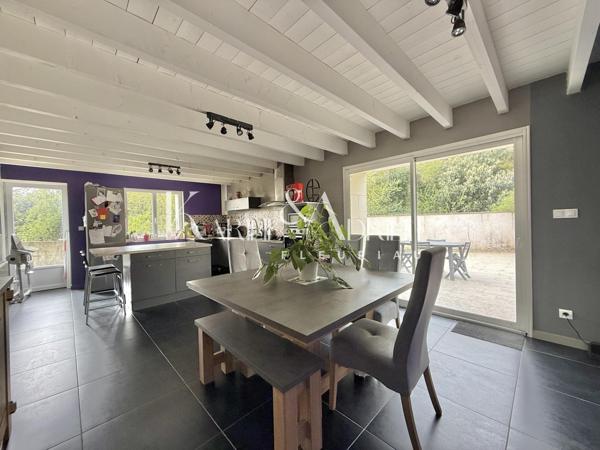 Maison en pierre rénovée offrant 3 chambres, jardin, dépendances et garage