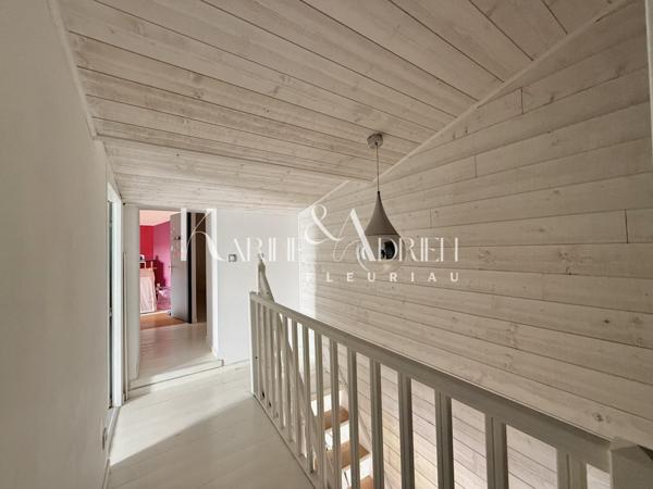 Maison en pierre rénovée offrant 3 chambres, jardin, dépendances et garage