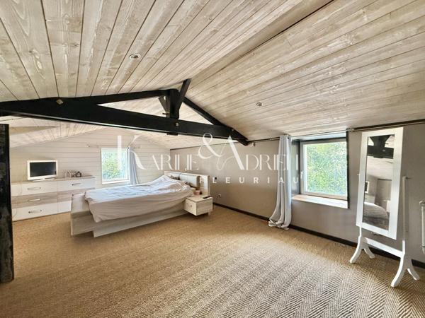 Maison en pierre rénovée offrant 3 chambres, jardin, dépendances et garage