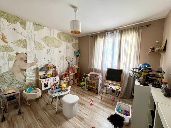 Maison
                                                                                                                                                                                                                                                                                                                        6 pièce(s)                                                                                                                                                                                                          4 chambre(s)                                                                                                                                                                                                          101  m²