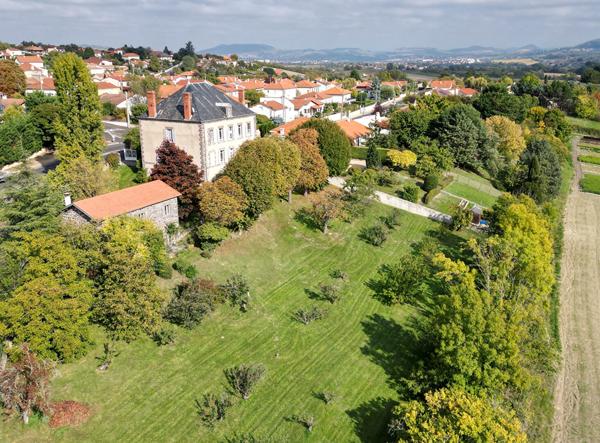 Maison de maître à vendre à La Roche-Blanche ? 260 m², terrain de 4 600 m² et vue dégagée