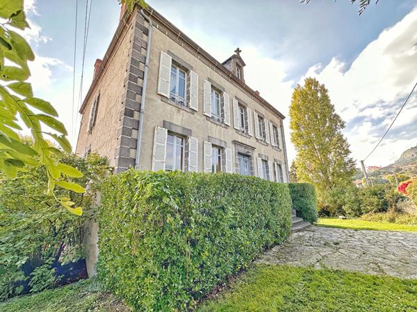 Maison de maître à vendre à La Roche-Blanche ? 260 m², terrain de 4 600 m² et vue dégagée
