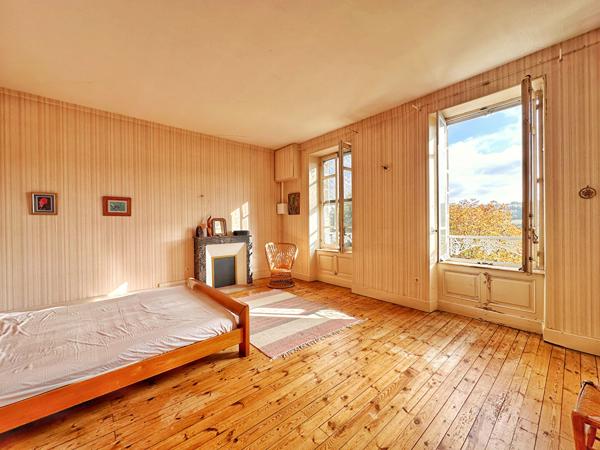 Maison de maître à vendre à La Roche-Blanche ? 260 m², terrain de 4 600 m² et vue dégagée