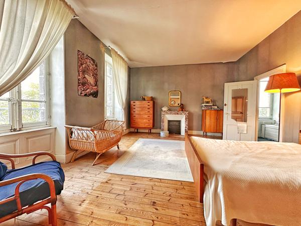 Maison de maître à vendre à La Roche-Blanche ? 260 m², terrain de 4 600 m² et vue dégagée