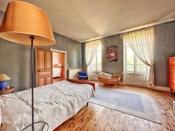 Maison de maître à vendre à La Roche-Blanche ? 260 m², terrain de 4 600 m² et vue dégagée