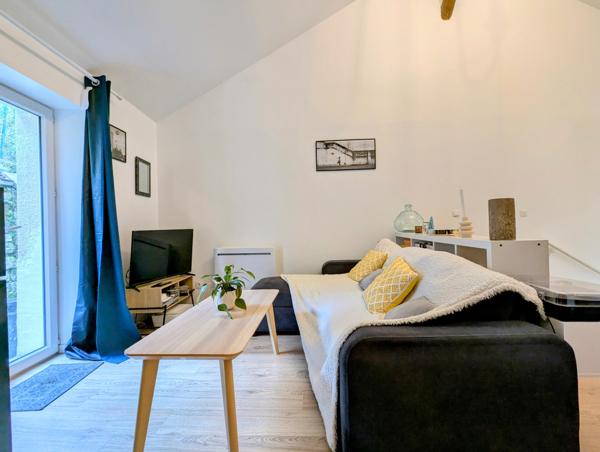 Maison à l'intérieur soigné et jardin avec vue