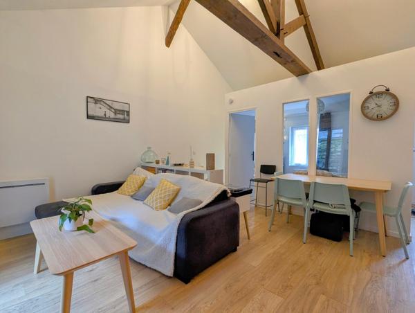 Maison à l'intérieur soigné et jardin avec vue