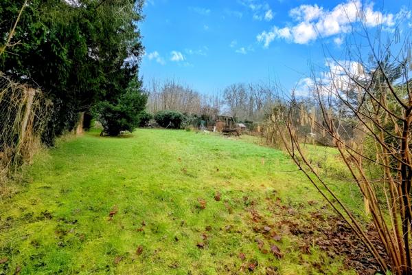Maison à l'intérieur soigné et jardin avec vue