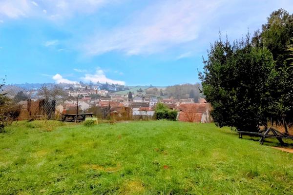Maison à l'intérieur soigné et jardin avec vue