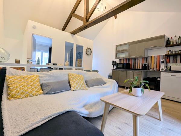 Maison à l'intérieur soigné et jardin avec vue