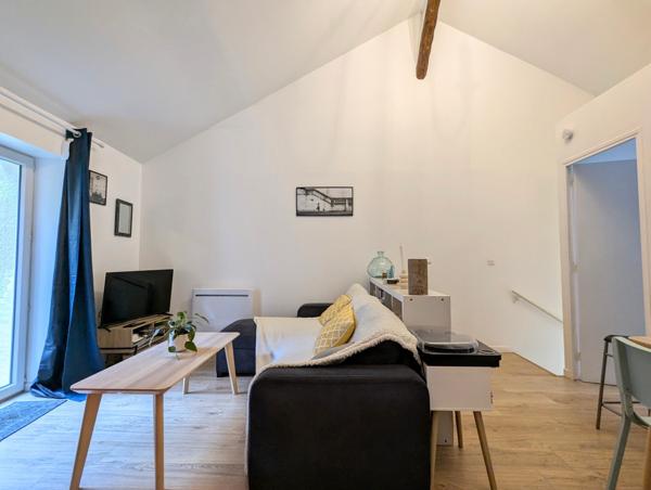 Maison à l'intérieur soigné et jardin avec vue