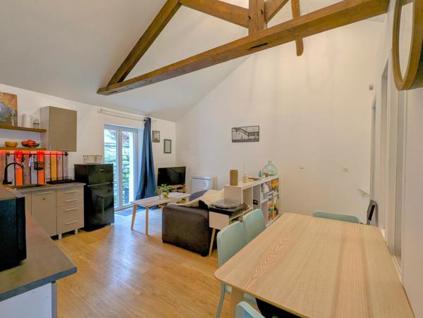 Maison à l'intérieur soigné et jardin avec vue