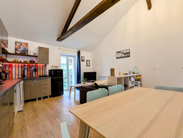 Maison à l'intérieur soigné et jardin avec vue