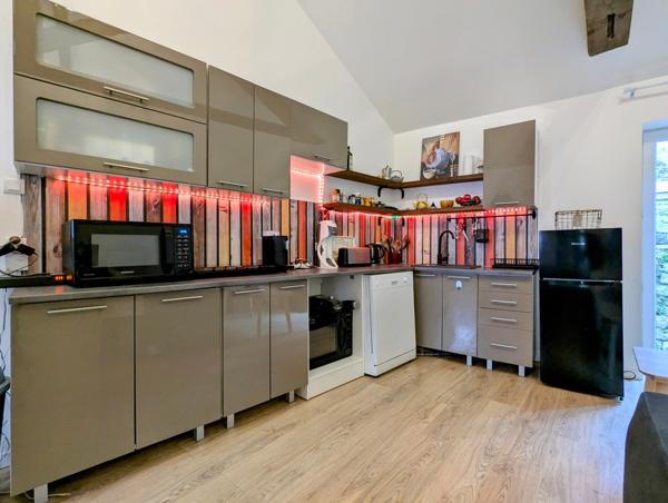 Maison à l'intérieur soigné et jardin avec vue