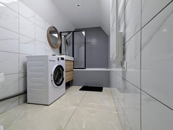 Maison à l'intérieur soigné et jardin avec vue