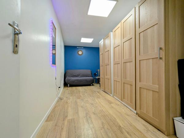 Maison à l'intérieur soigné et jardin avec vue