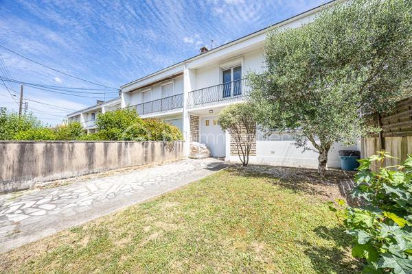 # Maison de ville 3 chambres – Garage, jardin, balcon, terrasse

À Saint-Florent, à deux pas du centre et des commodités, cette maison de ville mitoyenne séduit par sa commodité et son aspect économique maîtrisé.

Le jardin d'accueil à l'avant, avec son allée permettant le stationnement, sépare la maison de la route.

Au rez-de-chaussée, la pièce de vie de 35 m² environ est traversante et lumineuse, organisée en trois espaces : une cuisine aménagée et équipée côté rue, un séjour central avec poêle à bois propice aux soirées chaleureuses, et un salon côté jardin avec baie vitrée et velux, dont le supplément d'espace et de lumière agrandit la perception du volume.

Le jardin arrière, clos et agrémenté d'une terrasse, offre un espace extérieur privatif.

À l'étage, deux demi-paliers desservent un WC séparé avec fenêtre, une salle d'eau carrelée (douche, meuble vasque, sèche-serviette), deux chambres avec porte-fenêtre et balcon filant côté rue (9,4 et 11,3 m² environ) et une chambre côté jardin (11,7 m² environ).

Le garage de 15 m² environ, la buanderie attenante et l'abri de jardin offrent un ensemble de rangements appréciable.

**Confort & équipements :** double-vitrage, chaudière gaz de ville à condensation avec robinets thermostatiques, ballon d'eau chaude électrique préchauffé par la chaudière, poêle à bois, fibre optique, tout-à-l'égout.
**À savoir :** maison doublement mitoyenne, pas de chambre ni salle d'eau au rez-de-chaussée, escalier à pas japonais, rafraîchissement à prévoir.
**Idéal pour :** primo-accédants ou petits budgets recherchant une maison avec un bilan énergétique correct proche du centre et des commodités, avec de vrais espaces extérieurs.

---

Cette maison correspond à votre projet ?

Selon l'article L.561.5 du Code Monétaire et Financier, pour l'organisation de la visite, la présentation d'une pièce d'identité vous sera demandée.  
Vous avez la possibilité de vous faire accompagner, lors de la visite, par un professionnel de la construction de votre choix (architecte, expert en bâtiment, maître d'œuvre, artisan, etc.). Cette démarche peut vous permettre d'obtenir un avis technique éclairé sur l'état du bien, d'identifier d'éventuels travaux à prévoir et de sécuriser votre projet d'acquisition. Je vous remercie de bien vouloir m'informer en amont de la visite si vous souhaitez être accompagnés afin de faciliter l'organisation de celle-ci dans les meilleures conditions.

Chers confrères, contactez-moi pour travailler en inter-cabinet.