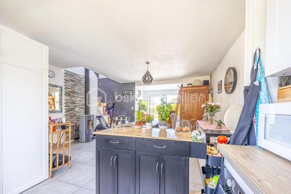 # Maison de ville 3 chambres – Garage, jardin, balcon, terrasse

À Saint-Florent, à deux pas du centre et des commodités, cette maison de ville mitoyenne séduit par sa commodité et son aspect économique maîtrisé.

Le jardin d'accueil à l'avant, avec son allée permettant le stationnement, sépare la maison de la route.

Au rez-de-chaussée, la pièce de vie de 35 m² environ est traversante et lumineuse, organisée en trois espaces : une cuisine aménagée et équipée côté rue, un séjour central avec poêle à bois propice aux soirées chaleureuses, et un salon côté jardin avec baie vitrée et velux, dont le supplément d'espace et de lumière agrandit la perception du volume.

Le jardin arrière, clos et agrémenté d'une terrasse, offre un espace extérieur privatif.

À l'étage, deux demi-paliers desservent un WC séparé avec fenêtre, une salle d'eau carrelée (douche, meuble vasque, sèche-serviette), deux chambres avec porte-fenêtre et balcon filant côté rue (9,4 et 11,3 m² environ) et une chambre côté jardin (11,7 m² environ).

Le garage de 15 m² environ, la buanderie attenante et l'abri de jardin offrent un ensemble de rangements appréciable.

**Confort & équipements :** double-vitrage, chaudière gaz de ville à condensation avec robinets thermostatiques, ballon d'eau chaude électrique préchauffé par la chaudière, poêle à bois, fibre optique, tout-à-l'égout.
**À savoir :** maison doublement mitoyenne, pas de chambre ni salle d'eau au rez-de-chaussée, escalier à pas japonais, rafraîchissement à prévoir.
**Idéal pour :** primo-accédants ou petits budgets recherchant une maison avec un bilan énergétique correct proche du centre et des commodités, avec de vrais espaces extérieurs.

---

Cette maison correspond à votre projet ?

Selon l'article L.561.5 du Code Monétaire et Financier, pour l'organisation de la visite, la présentation d'une pièce d'identité vous sera demandée.  
Vous avez la possibilité de vous faire accompagner, lors de la visite, par un professionnel de la construction de votre choix (architecte, expert en bâtiment, maître d'œuvre, artisan, etc.). Cette démarche peut vous permettre d'obtenir un avis technique éclairé sur l'état du bien, d'identifier d'éventuels travaux à prévoir et de sécuriser votre projet d'acquisition. Je vous remercie de bien vouloir m'informer en amont de la visite si vous souhaitez être accompagnés afin de faciliter l'organisation de celle-ci dans les meilleures conditions.

Chers confrères, contactez-moi pour travailler en inter-cabinet.