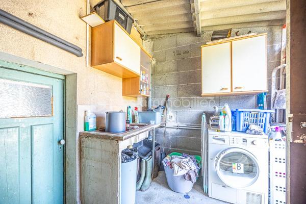 # Maison de ville 3 chambres – Garage, jardin, balcon, terrasse

À Saint-Florent, à deux pas du centre et des commodités, cette maison de ville mitoyenne séduit par sa commodité et son aspect économique maîtrisé.

Le jardin d'accueil à l'avant, avec son allée permettant le stationnement, sépare la maison de la route.

Au rez-de-chaussée, la pièce de vie de 35 m² environ est traversante et lumineuse, organisée en trois espaces : une cuisine aménagée et équipée côté rue, un séjour central avec poêle à bois propice aux soirées chaleureuses, et un salon côté jardin avec baie vitrée et velux, dont le supplément d'espace et de lumière agrandit la perception du volume.

Le jardin arrière, clos et agrémenté d'une terrasse, offre un espace extérieur privatif.

À l'étage, deux demi-paliers desservent un WC séparé avec fenêtre, une salle d'eau carrelée (douche, meuble vasque, sèche-serviette), deux chambres avec porte-fenêtre et balcon filant côté rue (9,4 et 11,3 m² environ) et une chambre côté jardin (11,7 m² environ).

Le garage de 15 m² environ, la buanderie attenante et l'abri de jardin offrent un ensemble de rangements appréciable.

**Confort & équipements :** double-vitrage, chaudière gaz de ville à condensation avec robinets thermostatiques, ballon d'eau chaude électrique préchauffé par la chaudière, poêle à bois, fibre optique, tout-à-l'égout.
**À savoir :** maison doublement mitoyenne, pas de chambre ni salle d'eau au rez-de-chaussée, escalier à pas japonais, rafraîchissement à prévoir.
**Idéal pour :** primo-accédants ou petits budgets recherchant une maison avec un bilan énergétique correct proche du centre et des commodités, avec de vrais espaces extérieurs.

---

Cette maison correspond à votre projet ?

Selon l'article L.561.5 du Code Monétaire et Financier, pour l'organisation de la visite, la présentation d'une pièce d'identité vous sera demandée.  
Vous avez la possibilité de vous faire accompagner, lors de la visite, par un professionnel de la construction de votre choix (architecte, expert en bâtiment, maître d'œuvre, artisan, etc.). Cette démarche peut vous permettre d'obtenir un avis technique éclairé sur l'état du bien, d'identifier d'éventuels travaux à prévoir et de sécuriser votre projet d'acquisition. Je vous remercie de bien vouloir m'informer en amont de la visite si vous souhaitez être accompagnés afin de faciliter l'organisation de celle-ci dans les meilleures conditions.

Chers confrères, contactez-moi pour travailler en inter-cabinet.