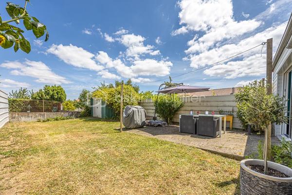 # Maison de ville 3 chambres – Garage, jardin, balcon, terrasse

À Saint-Florent, à deux pas du centre et des commodités, cette maison de ville mitoyenne séduit par sa commodité et son aspect économique maîtrisé.

Le jardin d'accueil à l'avant, avec son allée permettant le stationnement, sépare la maison de la route.

Au rez-de-chaussée, la pièce de vie de 35 m² environ est traversante et lumineuse, organisée en trois espaces : une cuisine aménagée et équipée côté rue, un séjour central avec poêle à bois propice aux soirées chaleureuses, et un salon côté jardin avec baie vitrée et velux, dont le supplément d'espace et de lumière agrandit la perception du volume.

Le jardin arrière, clos et agrémenté d'une terrasse, offre un espace extérieur privatif.

À l'étage, deux demi-paliers desservent un WC séparé avec fenêtre, une salle d'eau carrelée (douche, meuble vasque, sèche-serviette), deux chambres avec porte-fenêtre et balcon filant côté rue (9,4 et 11,3 m² environ) et une chambre côté jardin (11,7 m² environ).

Le garage de 15 m² environ, la buanderie attenante et l'abri de jardin offrent un ensemble de rangements appréciable.

**Confort & équipements :** double-vitrage, chaudière gaz de ville à condensation avec robinets thermostatiques, ballon d'eau chaude électrique préchauffé par la chaudière, poêle à bois, fibre optique, tout-à-l'égout.
**À savoir :** maison doublement mitoyenne, pas de chambre ni salle d'eau au rez-de-chaussée, escalier à pas japonais, rafraîchissement à prévoir.
**Idéal pour :** primo-accédants ou petits budgets recherchant une maison avec un bilan énergétique correct proche du centre et des commodités, avec de vrais espaces extérieurs.

---

Cette maison correspond à votre projet ?

Selon l'article L.561.5 du Code Monétaire et Financier, pour l'organisation de la visite, la présentation d'une pièce d'identité vous sera demandée.  
Vous avez la possibilité de vous faire accompagner, lors de la visite, par un professionnel de la construction de votre choix (architecte, expert en bâtiment, maître d'œuvre, artisan, etc.). Cette démarche peut vous permettre d'obtenir un avis technique éclairé sur l'état du bien, d'identifier d'éventuels travaux à prévoir et de sécuriser votre projet d'acquisition. Je vous remercie de bien vouloir m'informer en amont de la visite si vous souhaitez être accompagnés afin de faciliter l'organisation de celle-ci dans les meilleures conditions.

Chers confrères, contactez-moi pour travailler en inter-cabinet.
