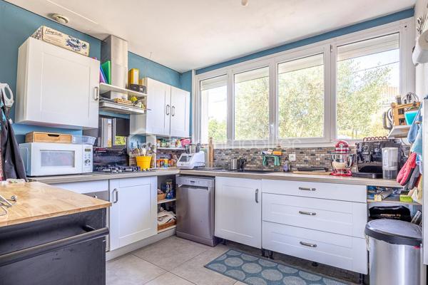 # Maison de ville 3 chambres – Garage, jardin, balcon, terrasse

À Saint-Florent, à deux pas du centre et des commodités, cette maison de ville mitoyenne séduit par sa commodité et son aspect économique maîtrisé.

Le jardin d'accueil à l'avant, avec son allée permettant le stationnement, sépare la maison de la route.

Au rez-de-chaussée, la pièce de vie de 35 m² environ est traversante et lumineuse, organisée en trois espaces : une cuisine aménagée et équipée côté rue, un séjour central avec poêle à bois propice aux soirées chaleureuses, et un salon côté jardin avec baie vitrée et velux, dont le supplément d'espace et de lumière agrandit la perception du volume.

Le jardin arrière, clos et agrémenté d'une terrasse, offre un espace extérieur privatif.

À l'étage, deux demi-paliers desservent un WC séparé avec fenêtre, une salle d'eau carrelée (douche, meuble vasque, sèche-serviette), deux chambres avec porte-fenêtre et balcon filant côté rue (9,4 et 11,3 m² environ) et une chambre côté jardin (11,7 m² environ).

Le garage de 15 m² environ, la buanderie attenante et l'abri de jardin offrent un ensemble de rangements appréciable.

**Confort & équipements :** double-vitrage, chaudière gaz de ville à condensation avec robinets thermostatiques, ballon d'eau chaude électrique préchauffé par la chaudière, poêle à bois, fibre optique, tout-à-l'égout.
**À savoir :** maison doublement mitoyenne, pas de chambre ni salle d'eau au rez-de-chaussée, escalier à pas japonais, rafraîchissement à prévoir.
**Idéal pour :** primo-accédants ou petits budgets recherchant une maison avec un bilan énergétique correct proche du centre et des commodités, avec de vrais espaces extérieurs.

---

Cette maison correspond à votre projet ?

Selon l'article L.561.5 du Code Monétaire et Financier, pour l'organisation de la visite, la présentation d'une pièce d'identité vous sera demandée.  
Vous avez la possibilité de vous faire accompagner, lors de la visite, par un professionnel de la construction de votre choix (architecte, expert en bâtiment, maître d'œuvre, artisan, etc.). Cette démarche peut vous permettre d'obtenir un avis technique éclairé sur l'état du bien, d'identifier d'éventuels travaux à prévoir et de sécuriser votre projet d'acquisition. Je vous remercie de bien vouloir m'informer en amont de la visite si vous souhaitez être accompagnés afin de faciliter l'organisation de celle-ci dans les meilleures conditions.

Chers confrères, contactez-moi pour travailler en inter-cabinet.