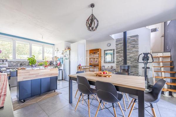 # Maison de ville 3 chambres – Garage, jardin, balcon, terrasse

À Saint-Florent, à deux pas du centre et des commodités, cette maison de ville mitoyenne séduit par sa commodité et son aspect économique maîtrisé.

Le jardin d'accueil à l'avant, avec son allée permettant le stationnement, sépare la maison de la route.

Au rez-de-chaussée, la pièce de vie de 35 m² environ est traversante et lumineuse, organisée en trois espaces : une cuisine aménagée et équipée côté rue, un séjour central avec poêle à bois propice aux soirées chaleureuses, et un salon côté jardin avec baie vitrée et velux, dont le supplément d'espace et de lumière agrandit la perception du volume.

Le jardin arrière, clos et agrémenté d'une terrasse, offre un espace extérieur privatif.

À l'étage, deux demi-paliers desservent un WC séparé avec fenêtre, une salle d'eau carrelée (douche, meuble vasque, sèche-serviette), deux chambres avec porte-fenêtre et balcon filant côté rue (9,4 et 11,3 m² environ) et une chambre côté jardin (11,7 m² environ).

Le garage de 15 m² environ, la buanderie attenante et l'abri de jardin offrent un ensemble de rangements appréciable.

**Confort & équipements :** double-vitrage, chaudière gaz de ville à condensation avec robinets thermostatiques, ballon d'eau chaude électrique préchauffé par la chaudière, poêle à bois, fibre optique, tout-à-l'égout.
**À savoir :** maison doublement mitoyenne, pas de chambre ni salle d'eau au rez-de-chaussée, escalier à pas japonais, rafraîchissement à prévoir.
**Idéal pour :** primo-accédants ou petits budgets recherchant une maison avec un bilan énergétique correct proche du centre et des commodités, avec de vrais espaces extérieurs.

---

Cette maison correspond à votre projet ?

Selon l'article L.561.5 du Code Monétaire et Financier, pour l'organisation de la visite, la présentation d'une pièce d'identité vous sera demandée.  
Vous avez la possibilité de vous faire accompagner, lors de la visite, par un professionnel de la construction de votre choix (architecte, expert en bâtiment, maître d'œuvre, artisan, etc.). Cette démarche peut vous permettre d'obtenir un avis technique éclairé sur l'état du bien, d'identifier d'éventuels travaux à prévoir et de sécuriser votre projet d'acquisition. Je vous remercie de bien vouloir m'informer en amont de la visite si vous souhaitez être accompagnés afin de faciliter l'organisation de celle-ci dans les meilleures conditions.

Chers confrères, contactez-moi pour travailler en inter-cabinet.