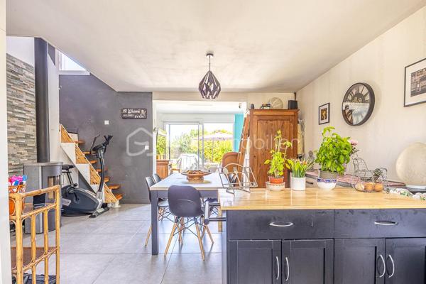 # Maison de ville 3 chambres – Garage, jardin, balcon, terrasse

À Saint-Florent, à deux pas du centre et des commodités, cette maison de ville mitoyenne séduit par sa commodité et son aspect économique maîtrisé.

Le jardin d'accueil à l'avant, avec son allée permettant le stationnement, sépare la maison de la route.

Au rez-de-chaussée, la pièce de vie de 35 m² environ est traversante et lumineuse, organisée en trois espaces : une cuisine aménagée et équipée côté rue, un séjour central avec poêle à bois propice aux soirées chaleureuses, et un salon côté jardin avec baie vitrée et velux, dont le supplément d'espace et de lumière agrandit la perception du volume.

Le jardin arrière, clos et agrémenté d'une terrasse, offre un espace extérieur privatif.

À l'étage, deux demi-paliers desservent un WC séparé avec fenêtre, une salle d'eau carrelée (douche, meuble vasque, sèche-serviette), deux chambres avec porte-fenêtre et balcon filant côté rue (9,4 et 11,3 m² environ) et une chambre côté jardin (11,7 m² environ).

Le garage de 15 m² environ, la buanderie attenante et l'abri de jardin offrent un ensemble de rangements appréciable.

**Confort & équipements :** double-vitrage, chaudière gaz de ville à condensation avec robinets thermostatiques, ballon d'eau chaude électrique préchauffé par la chaudière, poêle à bois, fibre optique, tout-à-l'égout.
**À savoir :** maison doublement mitoyenne, pas de chambre ni salle d'eau au rez-de-chaussée, escalier à pas japonais, rafraîchissement à prévoir.
**Idéal pour :** primo-accédants ou petits budgets recherchant une maison avec un bilan énergétique correct proche du centre et des commodités, avec de vrais espaces extérieurs.

---

Cette maison correspond à votre projet ?

Selon l'article L.561.5 du Code Monétaire et Financier, pour l'organisation de la visite, la présentation d'une pièce d'identité vous sera demandée.  
Vous avez la possibilité de vous faire accompagner, lors de la visite, par un professionnel de la construction de votre choix (architecte, expert en bâtiment, maître d'œuvre, artisan, etc.). Cette démarche peut vous permettre d'obtenir un avis technique éclairé sur l'état du bien, d'identifier d'éventuels travaux à prévoir et de sécuriser votre projet d'acquisition. Je vous remercie de bien vouloir m'informer en amont de la visite si vous souhaitez être accompagnés afin de faciliter l'organisation de celle-ci dans les meilleures conditions.

Chers confrères, contactez-moi pour travailler en inter-cabinet.