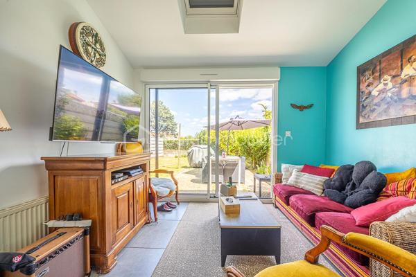 # Maison de ville 3 chambres – Garage, jardin, balcon, terrasse

À Saint-Florent, à deux pas du centre et des commodités, cette maison de ville mitoyenne séduit par sa commodité et son aspect économique maîtrisé.

Le jardin d'accueil à l'avant, avec son allée permettant le stationnement, sépare la maison de la route.

Au rez-de-chaussée, la pièce de vie de 35 m² environ est traversante et lumineuse, organisée en trois espaces : une cuisine aménagée et équipée côté rue, un séjour central avec poêle à bois propice aux soirées chaleureuses, et un salon côté jardin avec baie vitrée et velux, dont le supplément d'espace et de lumière agrandit la perception du volume.

Le jardin arrière, clos et agrémenté d'une terrasse, offre un espace extérieur privatif.

À l'étage, deux demi-paliers desservent un WC séparé avec fenêtre, une salle d'eau carrelée (douche, meuble vasque, sèche-serviette), deux chambres avec porte-fenêtre et balcon filant côté rue (9,4 et 11,3 m² environ) et une chambre côté jardin (11,7 m² environ).

Le garage de 15 m² environ, la buanderie attenante et l'abri de jardin offrent un ensemble de rangements appréciable.

**Confort & équipements :** double-vitrage, chaudière gaz de ville à condensation avec robinets thermostatiques, ballon d'eau chaude électrique préchauffé par la chaudière, poêle à bois, fibre optique, tout-à-l'égout.
**À savoir :** maison doublement mitoyenne, pas de chambre ni salle d'eau au rez-de-chaussée, escalier à pas japonais, rafraîchissement à prévoir.
**Idéal pour :** primo-accédants ou petits budgets recherchant une maison avec un bilan énergétique correct proche du centre et des commodités, avec de vrais espaces extérieurs.

---

Cette maison correspond à votre projet ?

Selon l'article L.561.5 du Code Monétaire et Financier, pour l'organisation de la visite, la présentation d'une pièce d'identité vous sera demandée.  
Vous avez la possibilité de vous faire accompagner, lors de la visite, par un professionnel de la construction de votre choix (architecte, expert en bâtiment, maître d'œuvre, artisan, etc.). Cette démarche peut vous permettre d'obtenir un avis technique éclairé sur l'état du bien, d'identifier d'éventuels travaux à prévoir et de sécuriser votre projet d'acquisition. Je vous remercie de bien vouloir m'informer en amont de la visite si vous souhaitez être accompagnés afin de faciliter l'organisation de celle-ci dans les meilleures conditions.

Chers confrères, contactez-moi pour travailler en inter-cabinet.