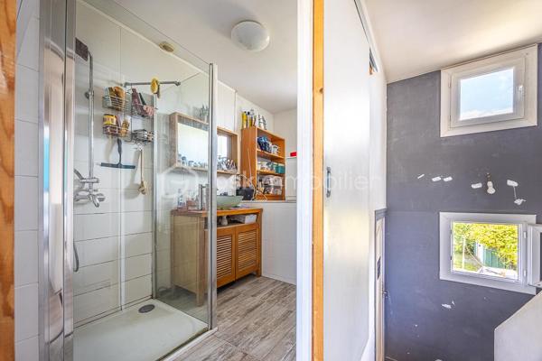 # Maison de ville 3 chambres – Garage, jardin, balcon, terrasse

À Saint-Florent, à deux pas du centre et des commodités, cette maison de ville mitoyenne séduit par sa commodité et son aspect économique maîtrisé.

Le jardin d'accueil à l'avant, avec son allée permettant le stationnement, sépare la maison de la route.

Au rez-de-chaussée, la pièce de vie de 35 m² environ est traversante et lumineuse, organisée en trois espaces : une cuisine aménagée et équipée côté rue, un séjour central avec poêle à bois propice aux soirées chaleureuses, et un salon côté jardin avec baie vitrée et velux, dont le supplément d'espace et de lumière agrandit la perception du volume.

Le jardin arrière, clos et agrémenté d'une terrasse, offre un espace extérieur privatif.

À l'étage, deux demi-paliers desservent un WC séparé avec fenêtre, une salle d'eau carrelée (douche, meuble vasque, sèche-serviette), deux chambres avec porte-fenêtre et balcon filant côté rue (9,4 et 11,3 m² environ) et une chambre côté jardin (11,7 m² environ).

Le garage de 15 m² environ, la buanderie attenante et l'abri de jardin offrent un ensemble de rangements appréciable.

**Confort & équipements :** double-vitrage, chaudière gaz de ville à condensation avec robinets thermostatiques, ballon d'eau chaude électrique préchauffé par la chaudière, poêle à bois, fibre optique, tout-à-l'égout.
**À savoir :** maison doublement mitoyenne, pas de chambre ni salle d'eau au rez-de-chaussée, escalier à pas japonais, rafraîchissement à prévoir.
**Idéal pour :** primo-accédants ou petits budgets recherchant une maison avec un bilan énergétique correct proche du centre et des commodités, avec de vrais espaces extérieurs.

---

Cette maison correspond à votre projet ?

Selon l'article L.561.5 du Code Monétaire et Financier, pour l'organisation de la visite, la présentation d'une pièce d'identité vous sera demandée.  
Vous avez la possibilité de vous faire accompagner, lors de la visite, par un professionnel de la construction de votre choix (architecte, expert en bâtiment, maître d'œuvre, artisan, etc.). Cette démarche peut vous permettre d'obtenir un avis technique éclairé sur l'état du bien, d'identifier d'éventuels travaux à prévoir et de sécuriser votre projet d'acquisition. Je vous remercie de bien vouloir m'informer en amont de la visite si vous souhaitez être accompagnés afin de faciliter l'organisation de celle-ci dans les meilleures conditions.

Chers confrères, contactez-moi pour travailler en inter-cabinet.